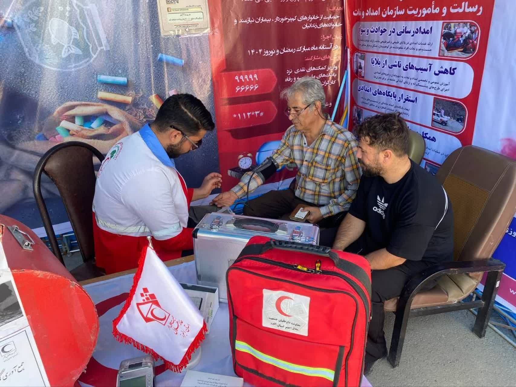 غربالگری سلامت نوروزی ۱۱۳۰ نفر توسط هلال احمر چهارباغ