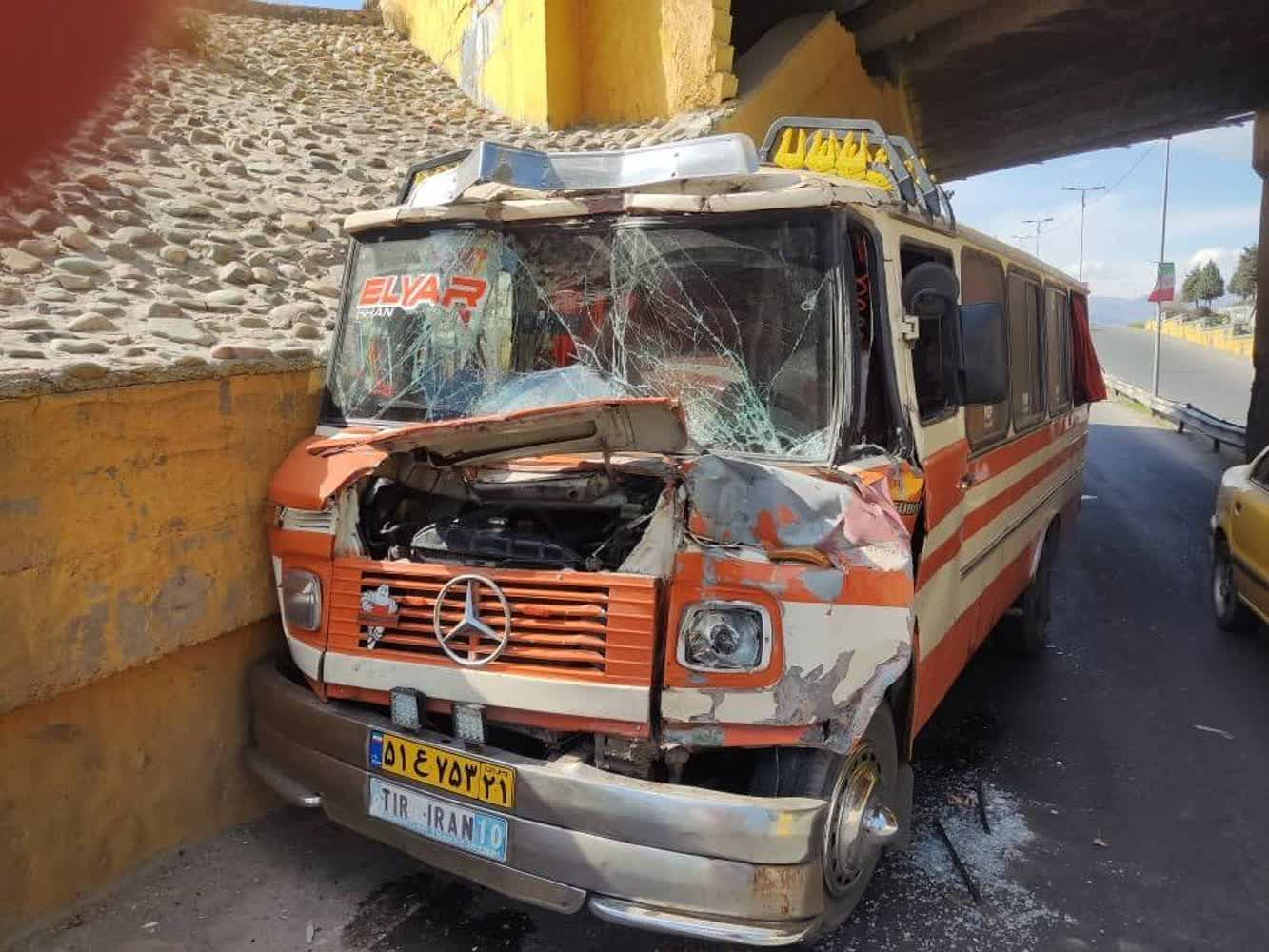 مصدومیت یک چهارباغی در برخورد مینی بوس و کامیون