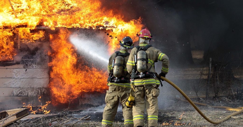 آتش سوزی کارگاه تولیدی چهارباغ یک مصدوم داشت