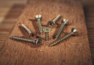 خارج کردن ۴۷ پیچ فلزی از معده یک بیمار در کرج