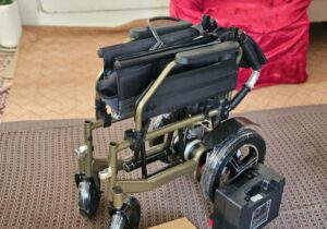 اهداء ویلچر برقی به یک توانخواه در چهارباغ