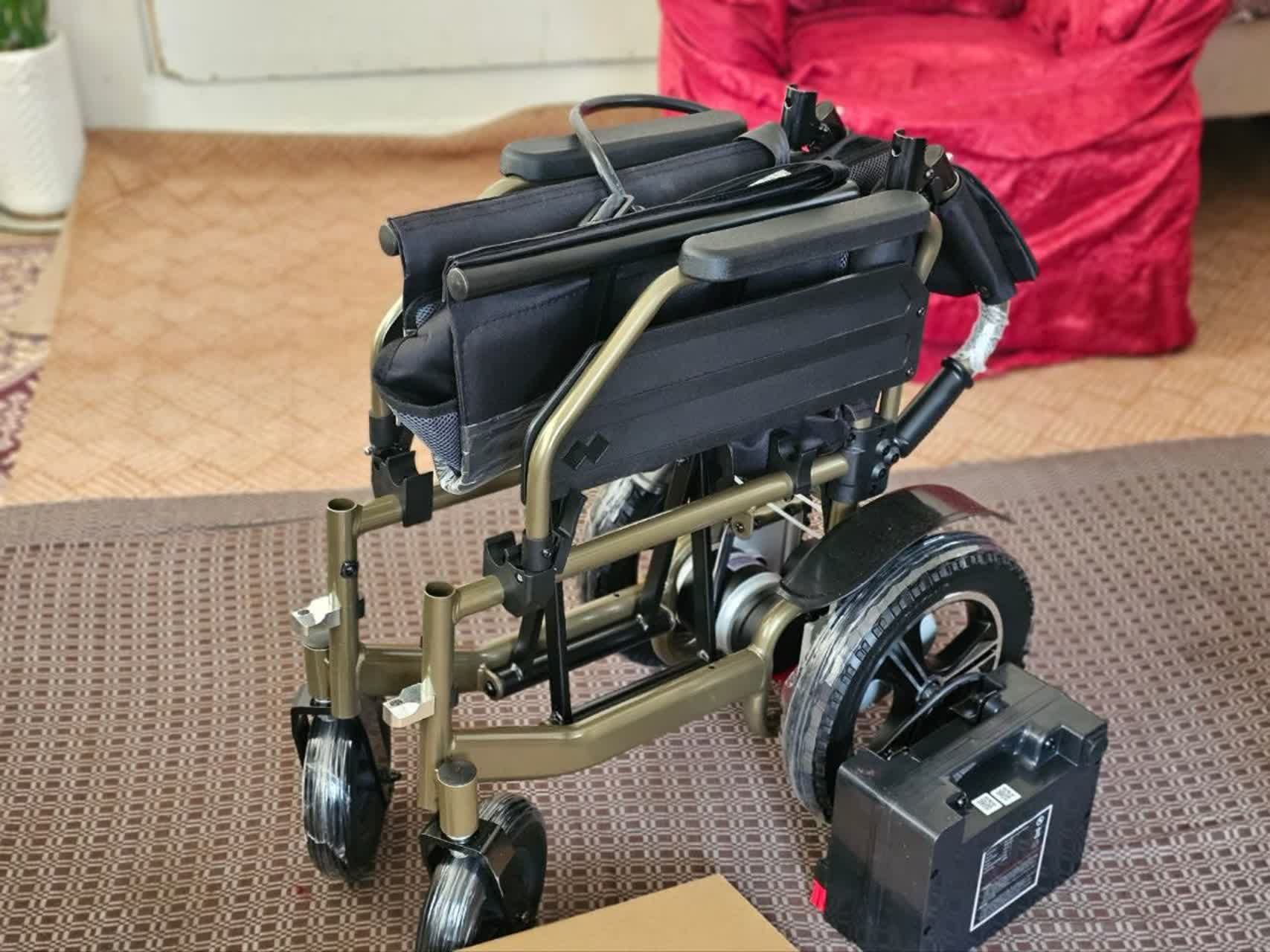 اهداء ویلچر برقی به یک توانخواه در چهارباغ