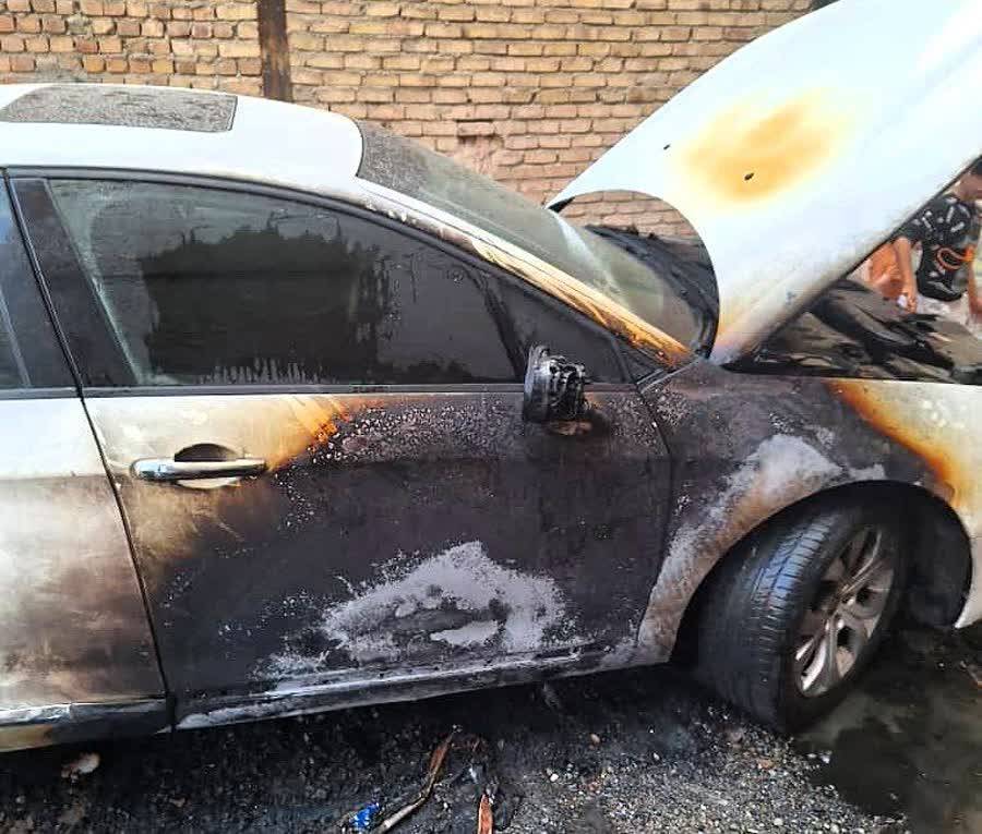 یک خودرو در چهارباغ طعمه حریق شد