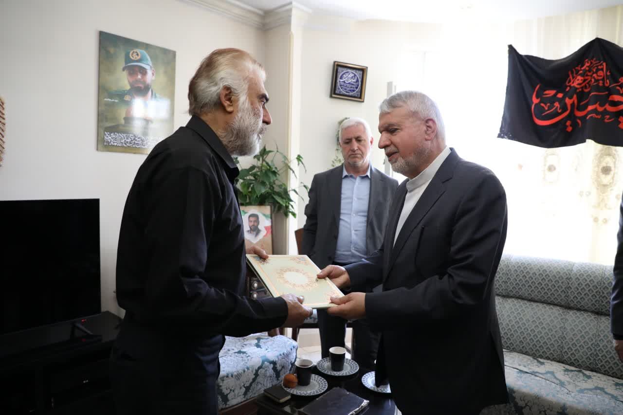 دیدار صالحی امیری با خانواده شهید جنگ در کرج