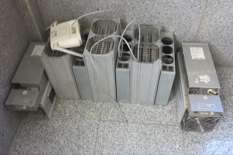 کشف ۴ دستگاه ماینر قاچاق در چهارباغ