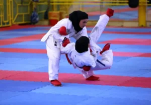 ۱۰۰ کاراته کار چهارباغ با یکدیگر رقابت کردند