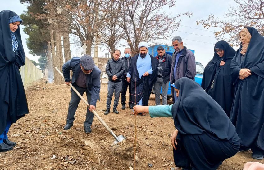 کاشت ۱۰۰ نهال به مناسبت روز مادر در چهارباغ