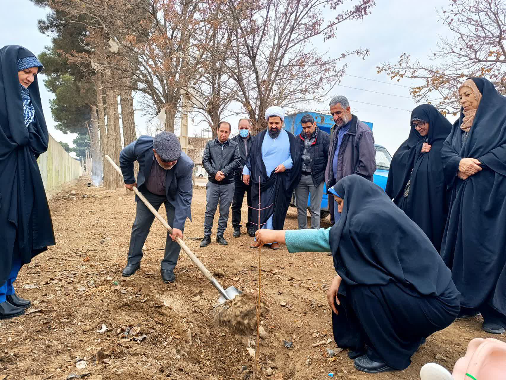 کاشت ۱۰۰ نهال به مناسبت روز مادر در چهارباغ