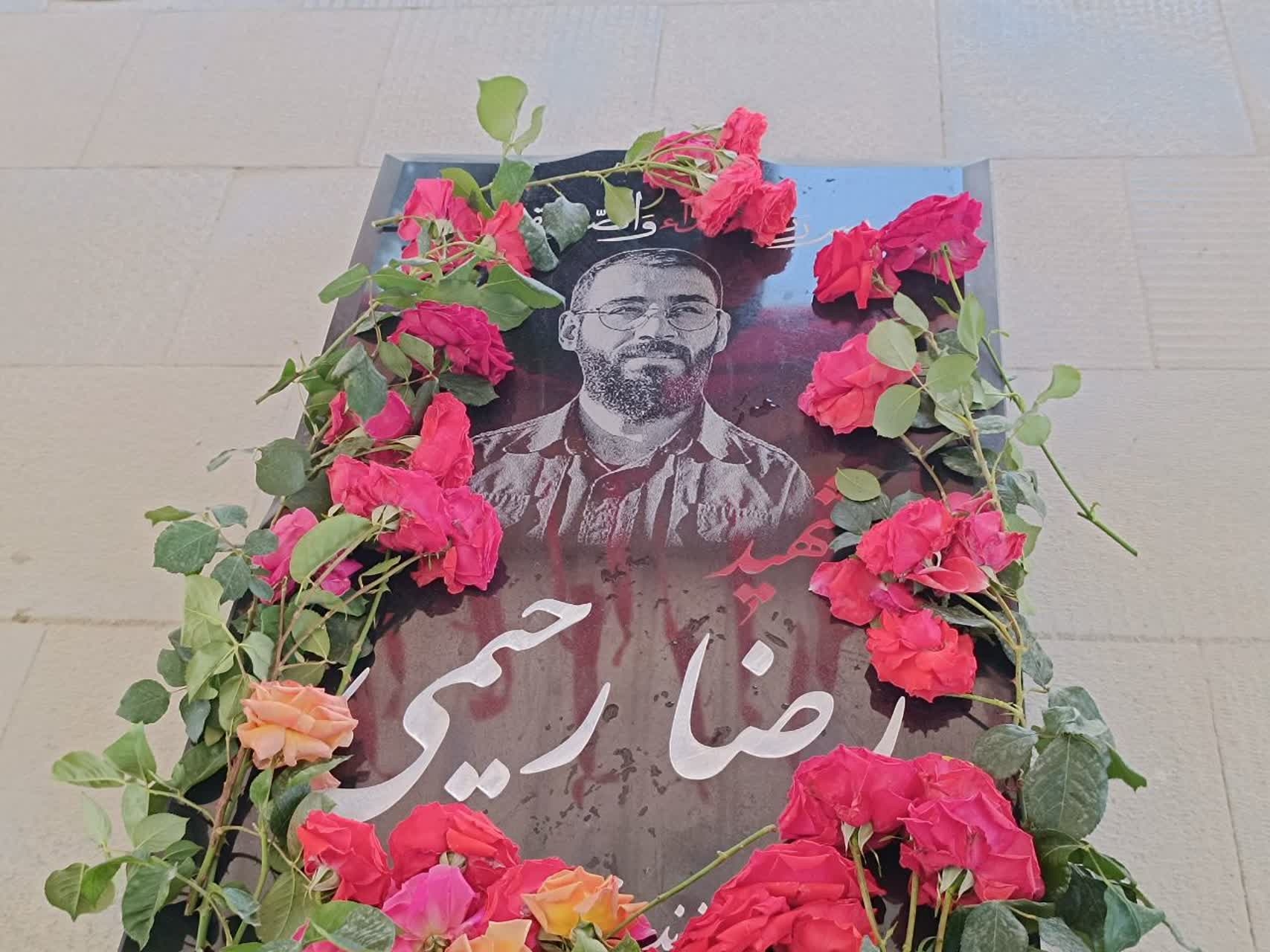شهیدِ بی‌مرز؛ چهارباغ مزارِ یادبود رضا رحیمی را به آغوش کشید