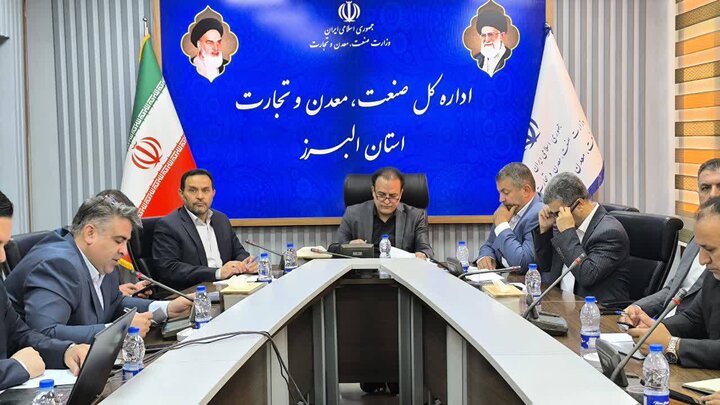 بررسی عملکرد بانک‌های عامل و رفع موانع ۸ واحد تولیدی در ستاد تسهیل